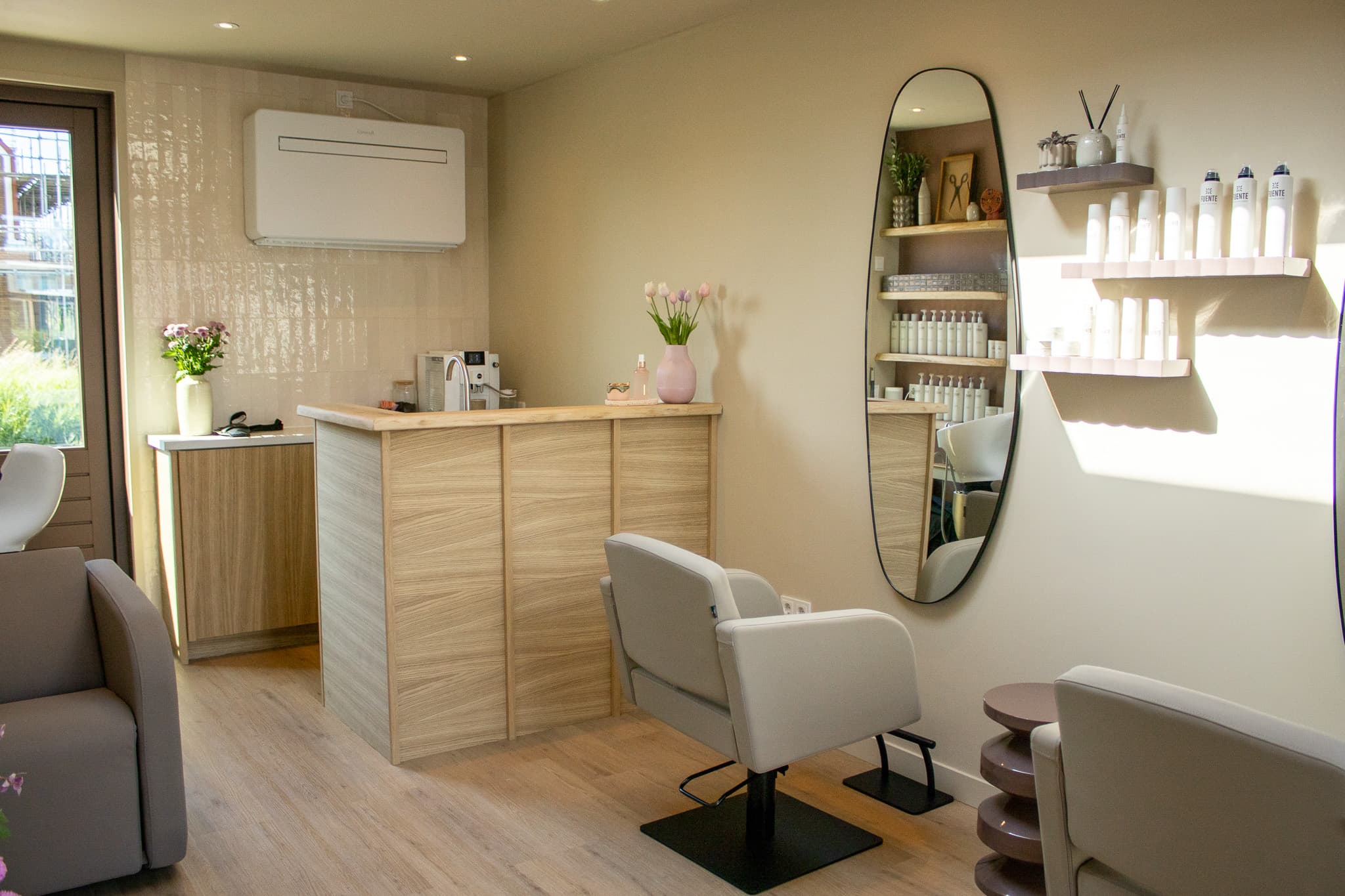 Interieur van Studio Kaily, kapsalon in Broek op Langedijk